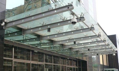 【】临朐广业金属 钢结构玻璃雨篷制 和玻璃雨棚安装 点式玻璃雨篷